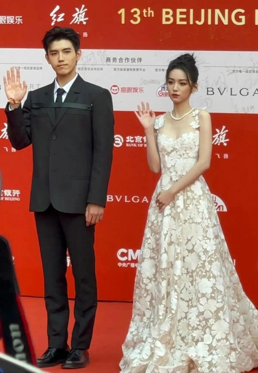 陈飞宇和周也出席一场活动时同框,周也对陈飞宇一脸嫌弃,无奈陈飞宇