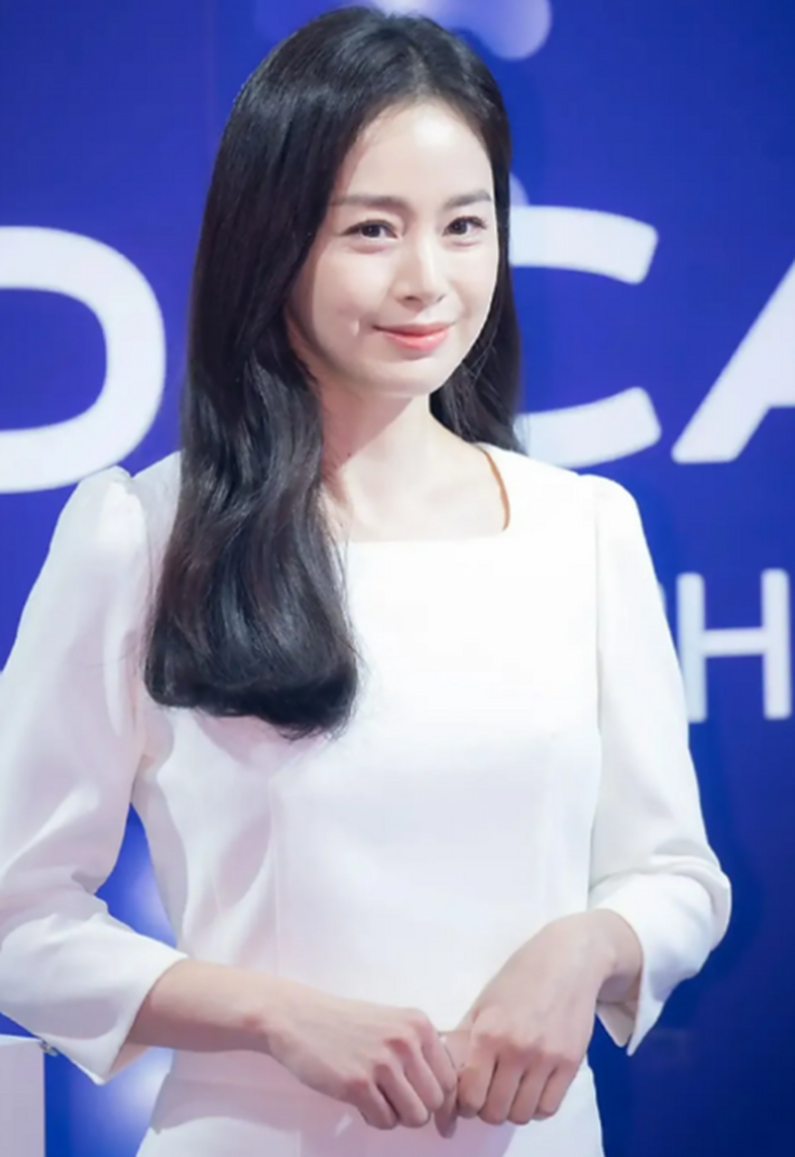 金泰熙在2017年嫁给了rain,婚后生了两个女儿,夫妻感情稳定,一家丝谮