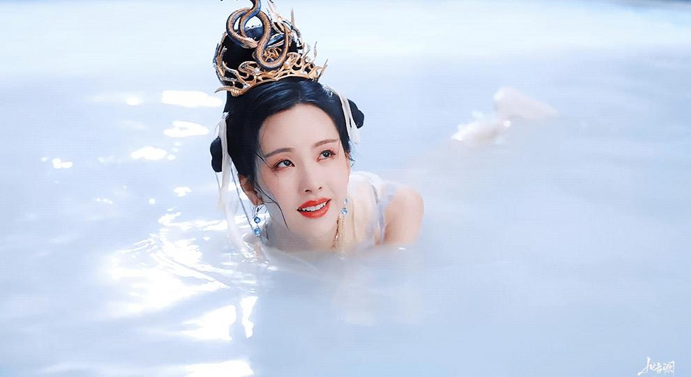 相反她面容高贵哭起来我见犹怜!