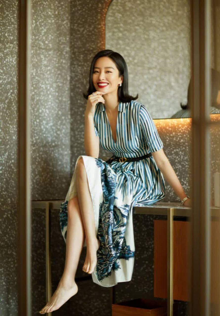 2021春夏高级定制秀,造型也不含糊,擅长复古风,蓝色印花连衣裙,新剪的