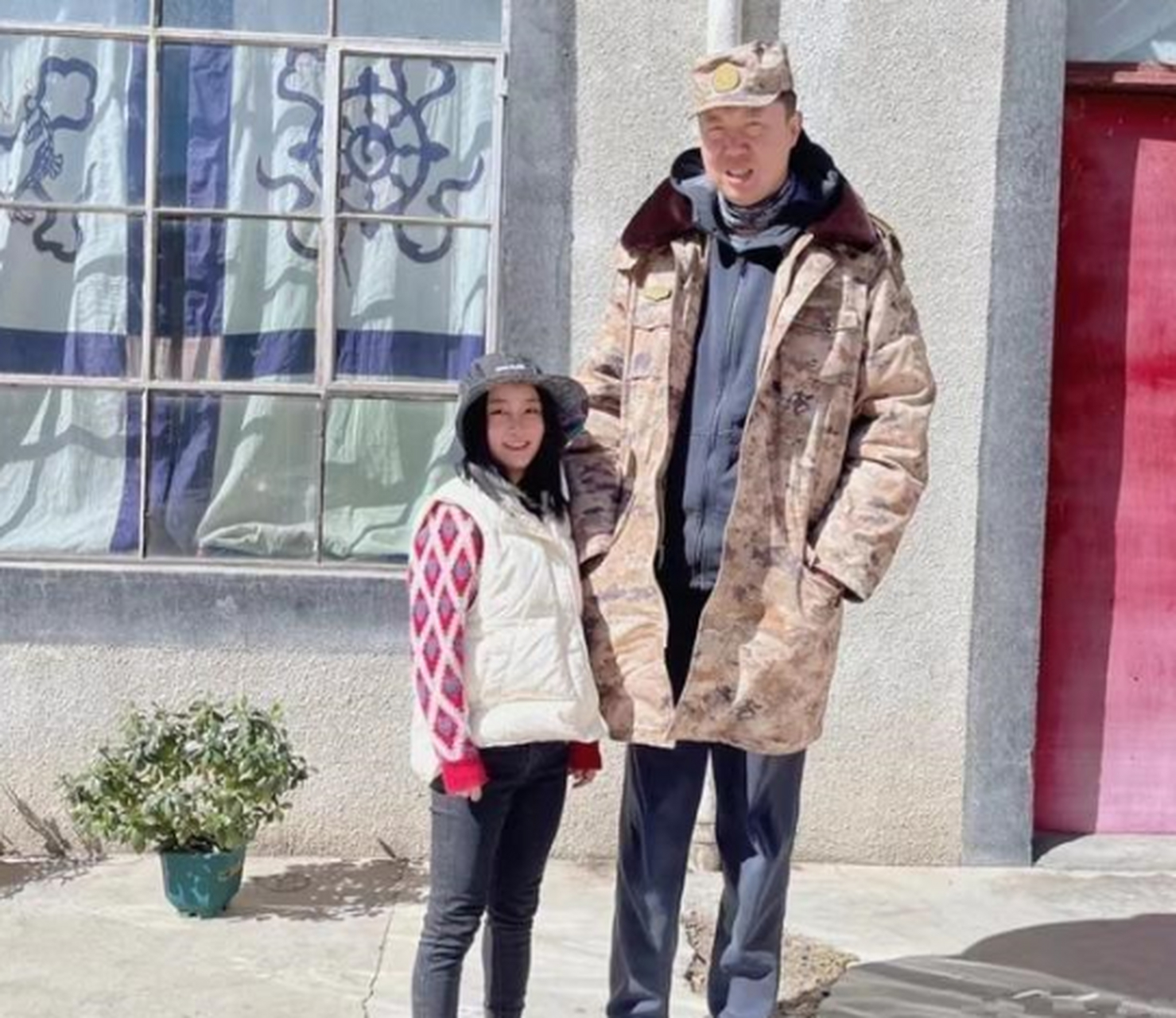 前国家男篮运动员王治郅与她的妻子,这身高差!