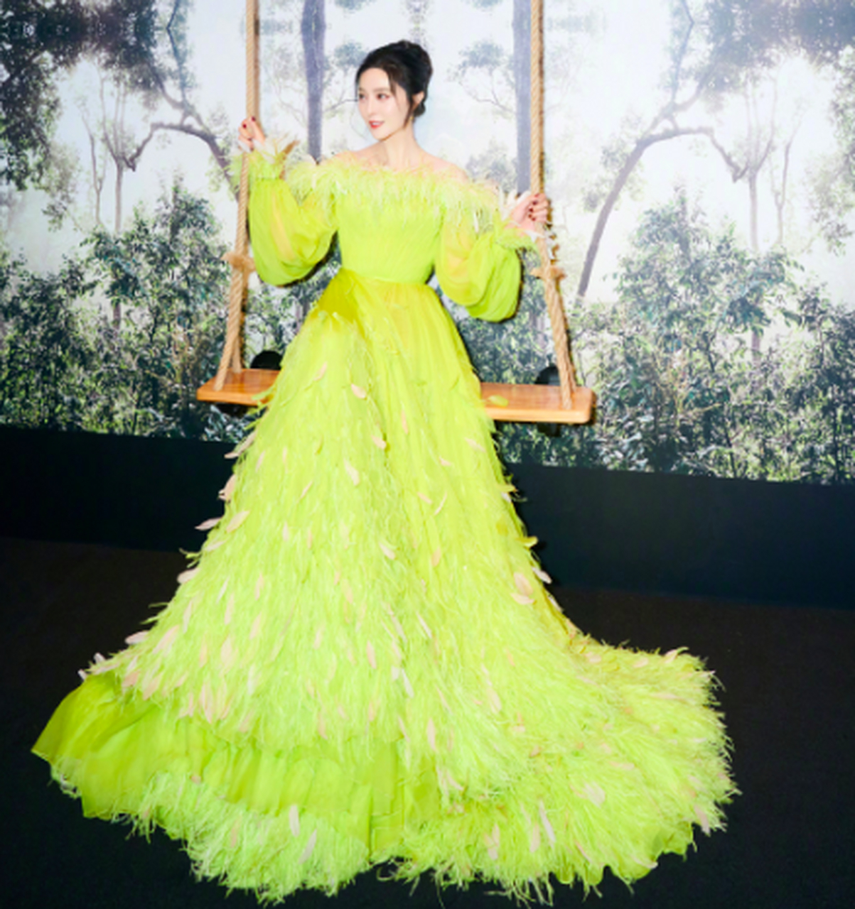 范冰冰这套嫩绿色的长裙,得显特别有青春活力,算是对前段时间说她状态