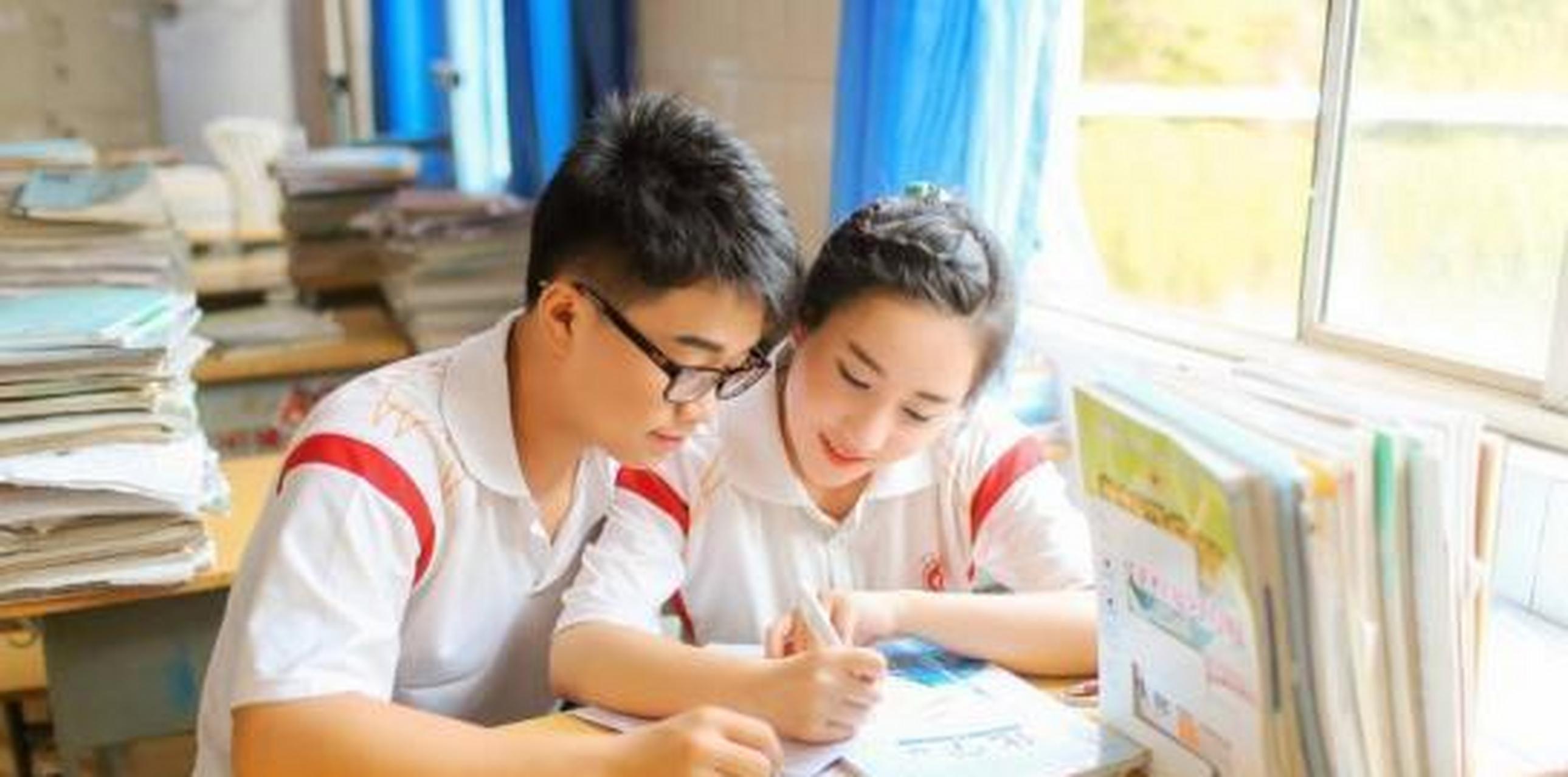 数学课老师一直拖堂,同学也没人敢吱声,这是我的同桌大声对我吼道