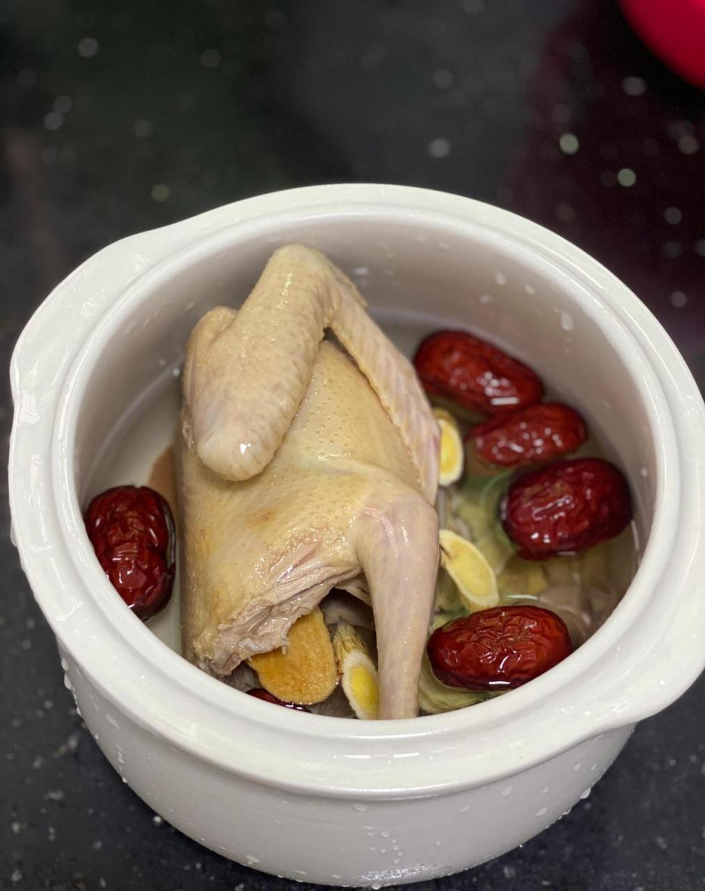 红参5克,黄芪10克,当归5克,麦冬10克,红枣3个,枸杞子5克,鸽子1只 气血