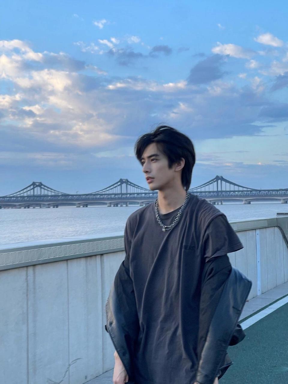 宋威龙港风大片  浓颜系大帅哥好绝 宋威龙今日分享一组私服穿搭,皮衣