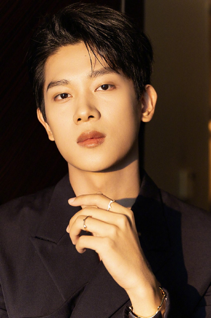 张炯敏在出席dior品牌活动上,身穿一套黑蓝色双排扣西装,搭配清爽利落