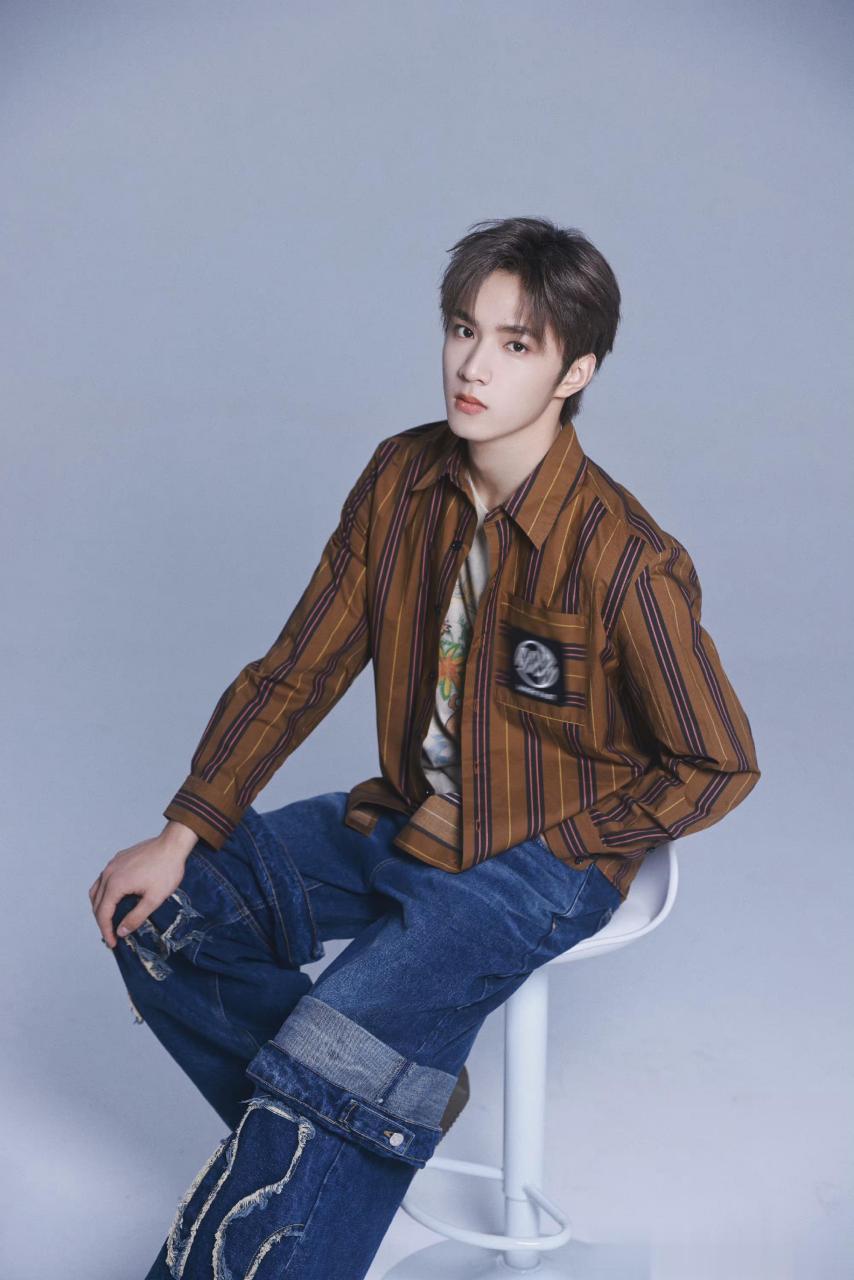 刘耀文主打一个反季节穿搭  刘耀文主打一个反季节穿搭,条纹衬衫 牛仔