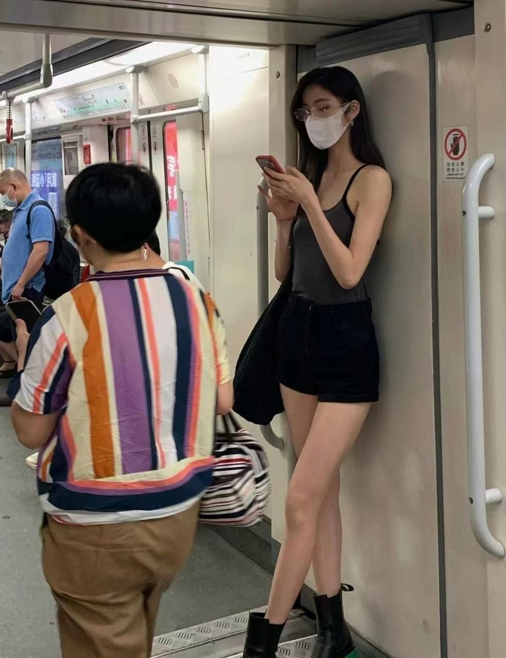 广州地铁三号线女子,被人恶搞的性质太坏了!