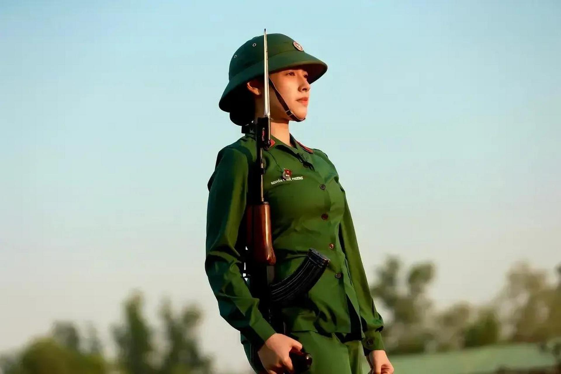 近日,网络上流传着几张越南女兵的照片,引起了人们的热议