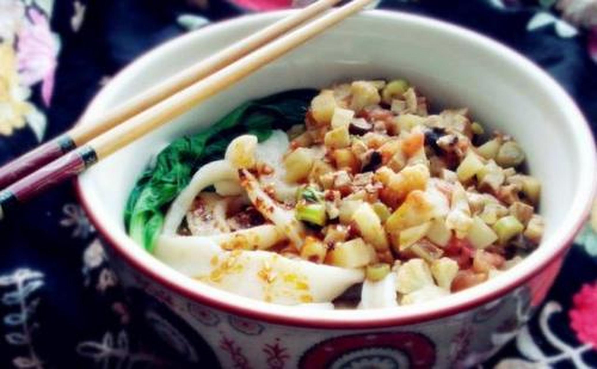 美食教程#宝鸡削筋面:削筋面在宝鸡和凤翔地区是非常出名的,起源于