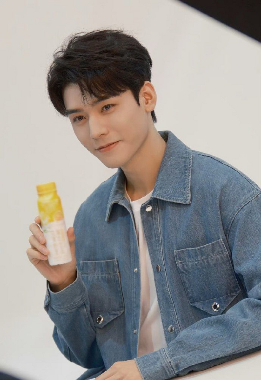 龚俊广告拍摄花絮图,阳光活力男大生!