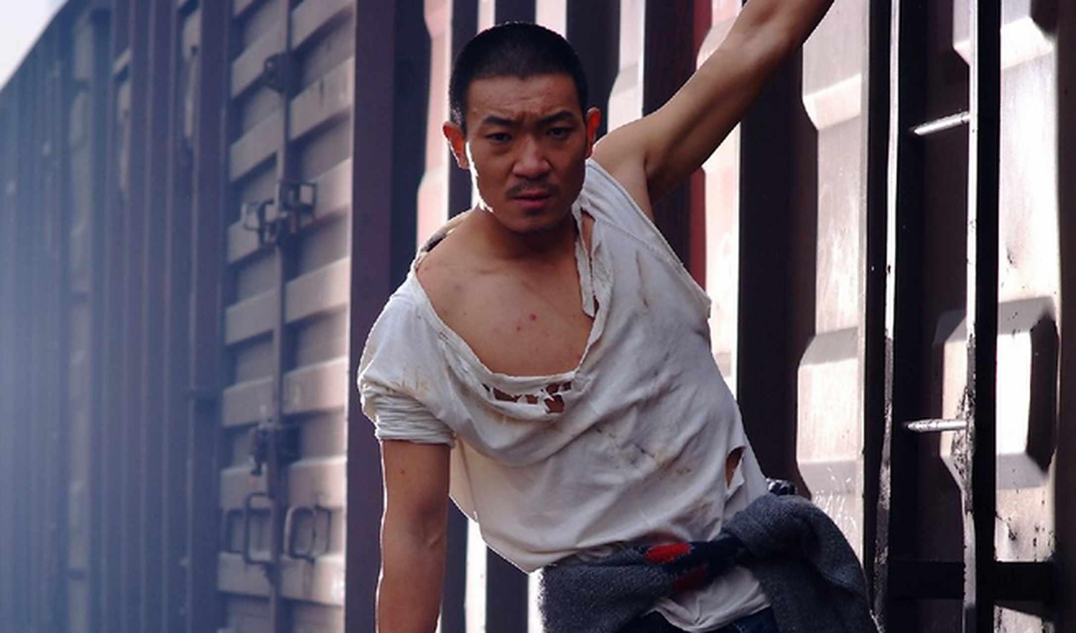 延翔毕业于北京电影学院表演系,大学期间参演了个人影视作品后,开始