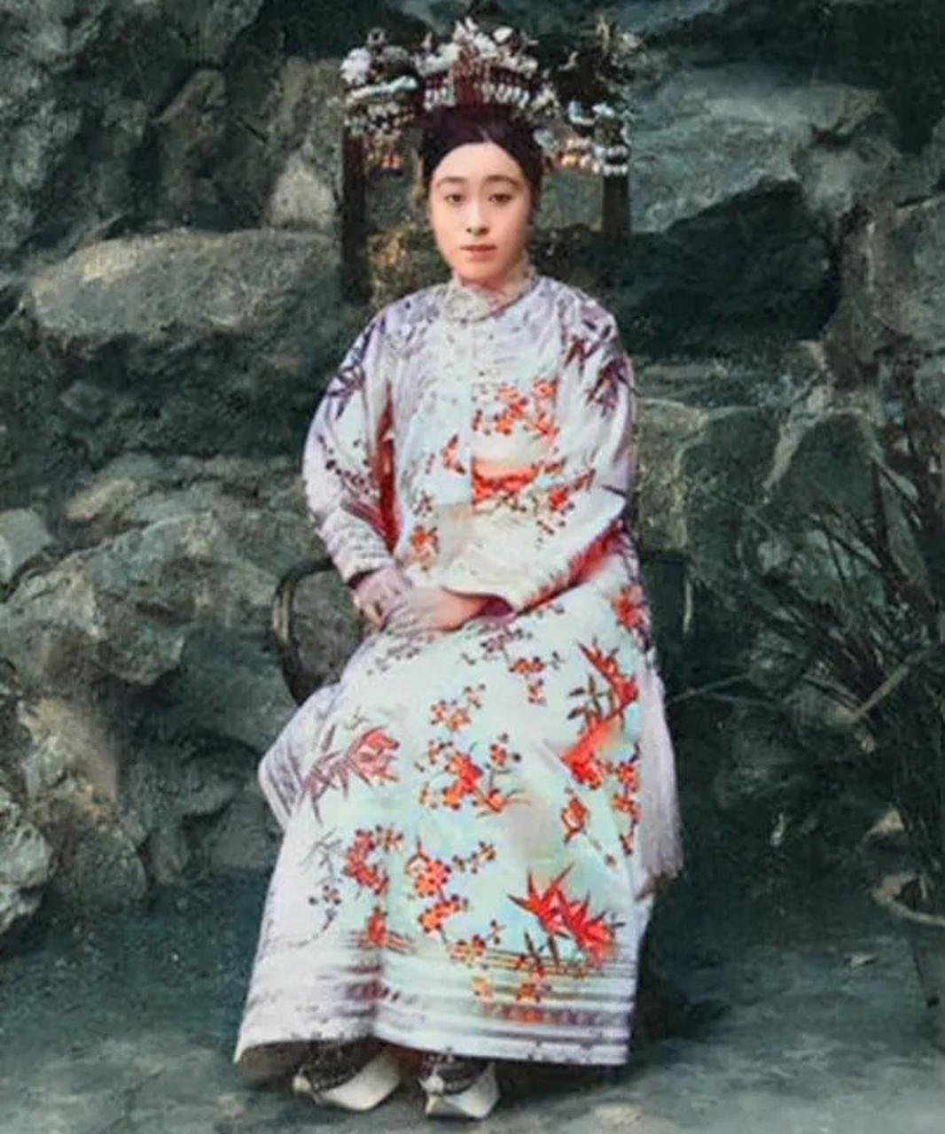 德龄公主,原名裕德龄,是清朝的贵族裕庚之女,出生于1886年