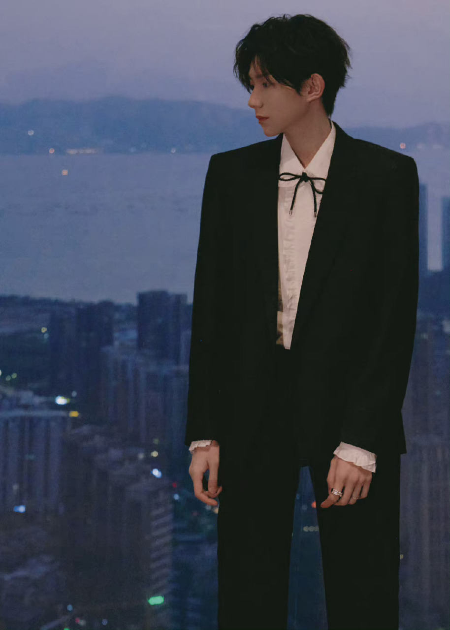 王源 × 芭莎慈善夜 锡纸烫中分 黑色西装 雅致绅士 矜贵小王子源源