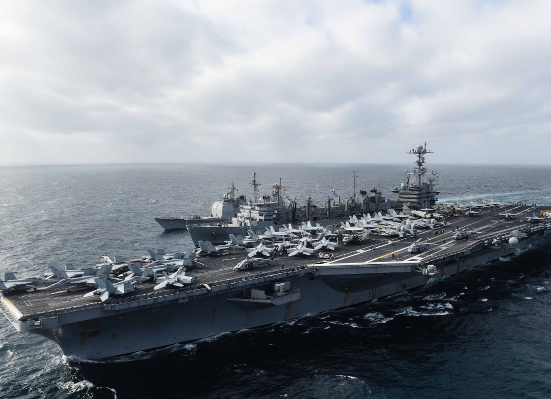 美国"艾森豪威尔"号航母打击群驶入波斯湾,伊朗使用无人机飞过美航母