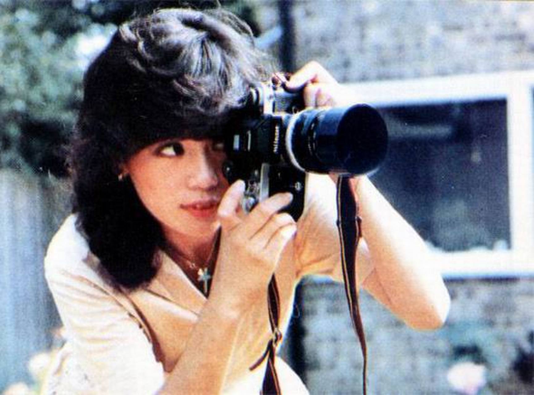 翁美玲生前居家旧照,这是她在英国的家,后花园中养着猫猫狗狗,翁美玲