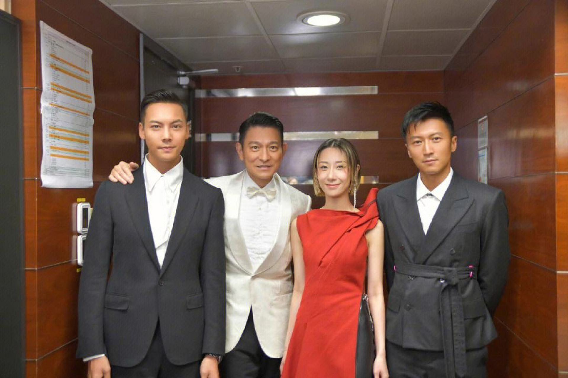 任达华谢霆锋陈伟霆同框,近日中国电影华表奖红毯群星璀璨,演员任达华