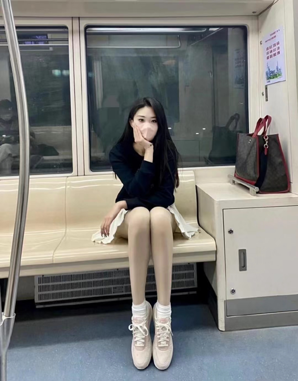 闺蜜说地铁拍照很好看 下班专门拉我来拍一组地铁美女系列图