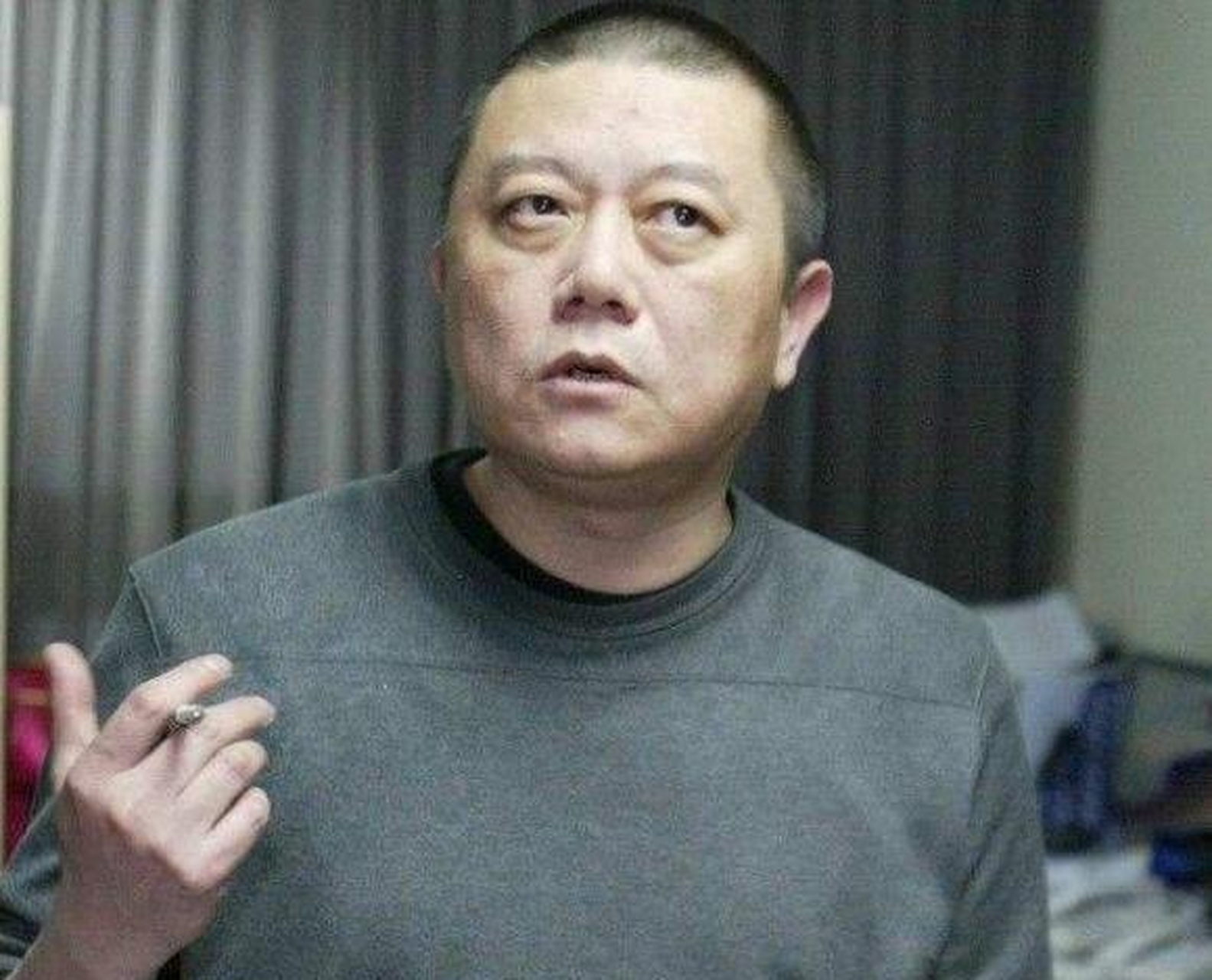 此后沈旭佳带着女儿远走美国,而王朔在花了13年通过自己的人脉关系把