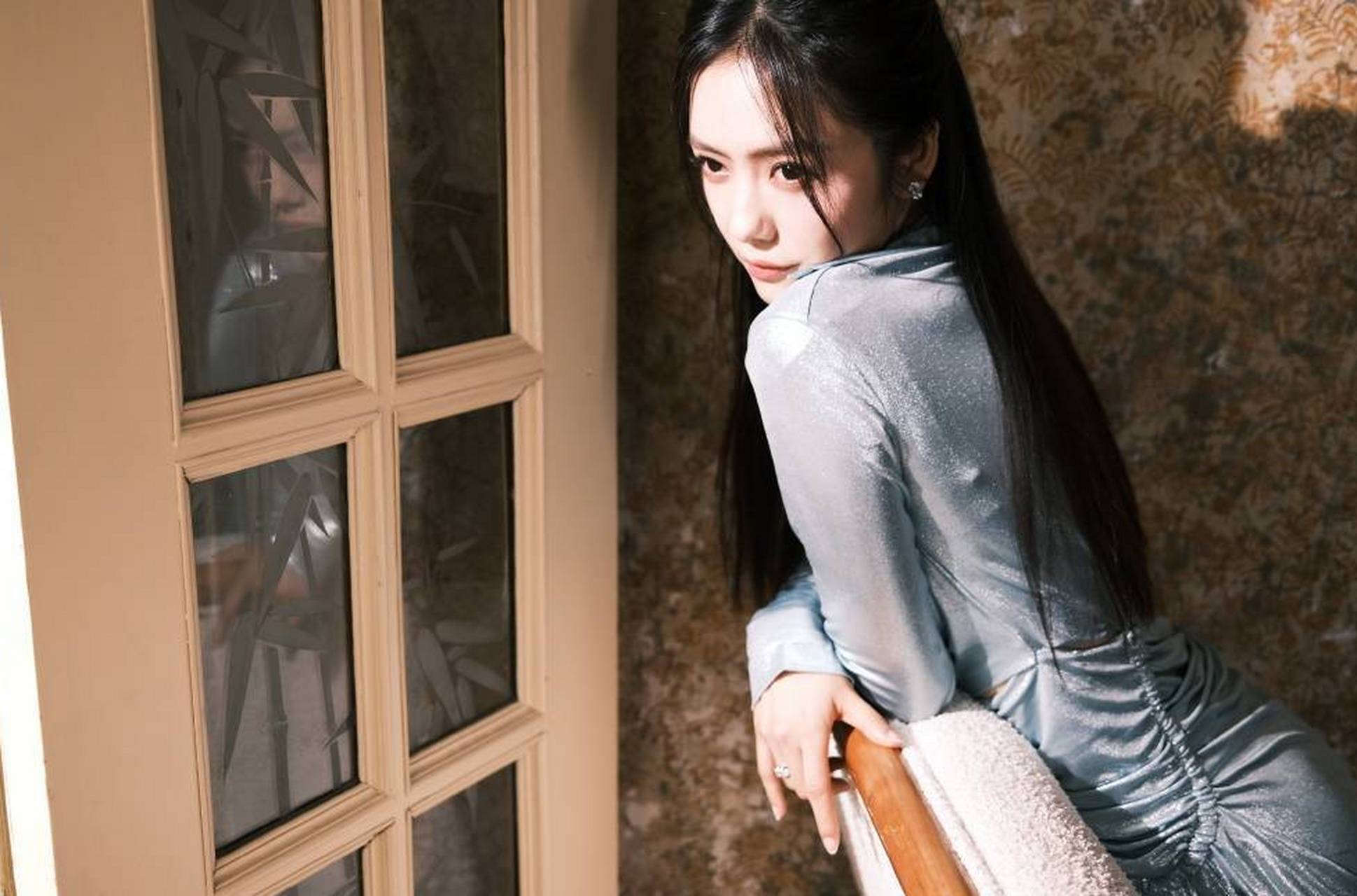 这次蔡文静身穿的是一件孔雀蓝色的礼服,犀利的眼神更是给人一种强势