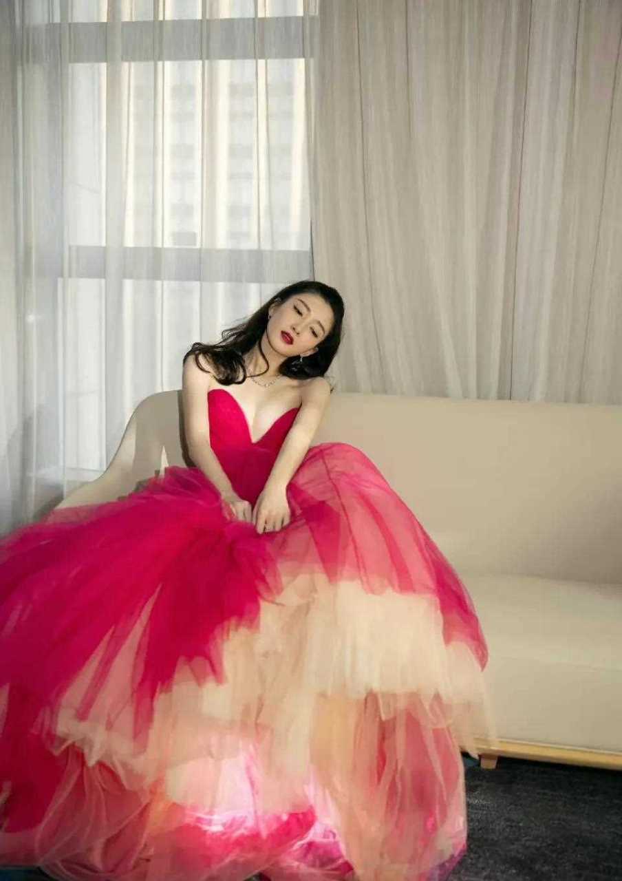 江疏影  鱼尾裙造型像极了美人鱼公主,气质这块,拿捏的死死的,男人最