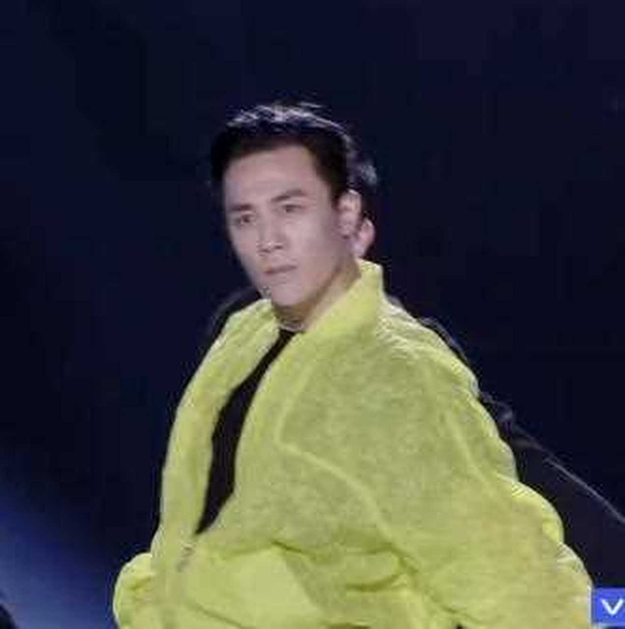 《追光吧哥哥》再现"油腻名场面",杜淳顶胯太辣眼睛,"暴露狂"