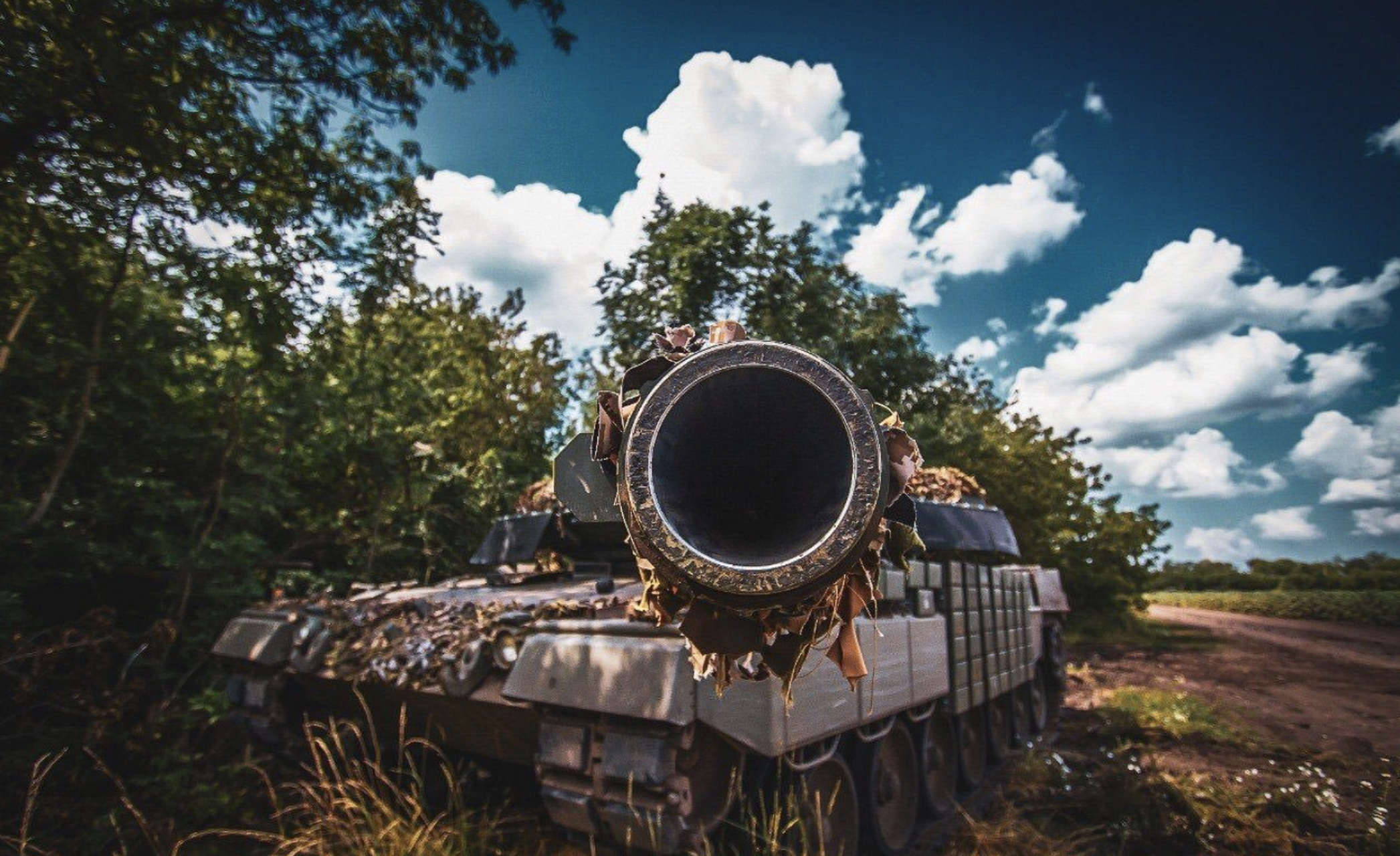 加装接触1反应装甲的乌克兰北约旅的豹-2a4主战坦克.