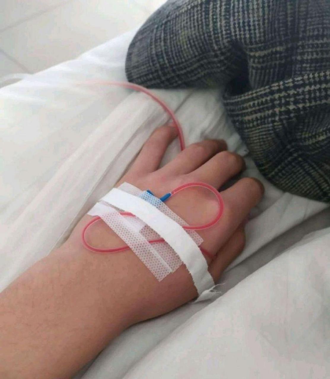 我发了个朋友圈他居然问我点滴为什么是粉红色的?