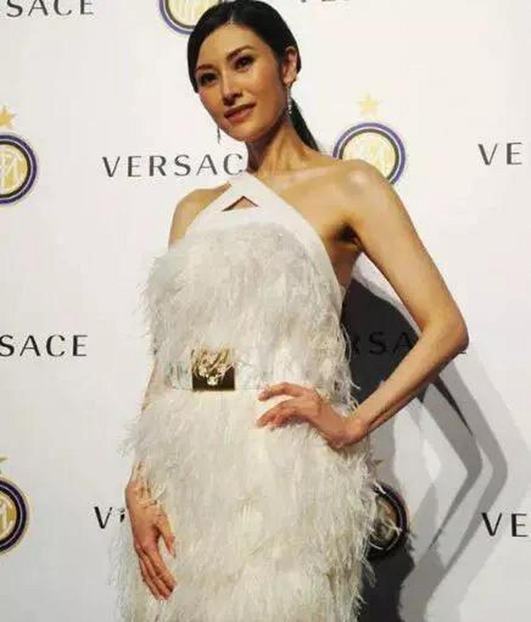 李嘉欣和张梓琳同框.一个气质实在太好,一个身高占尽优势.