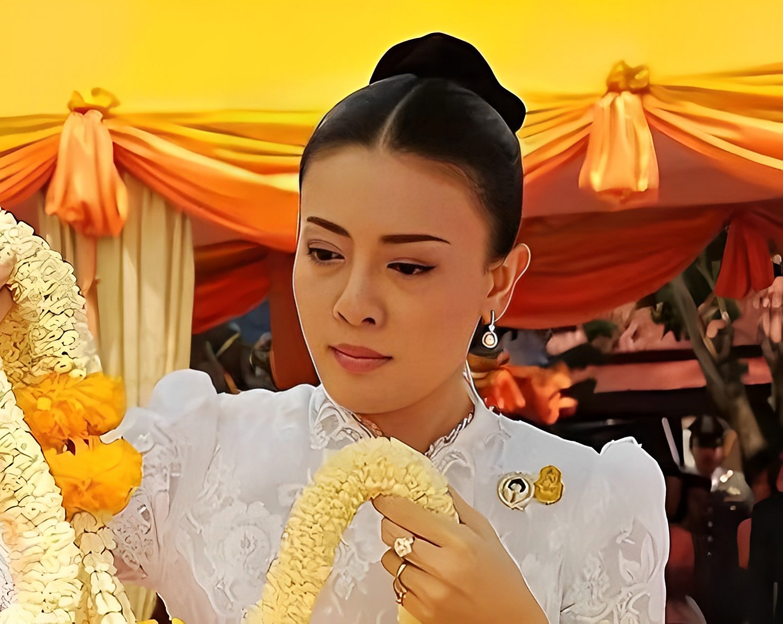 原标题:泰国公主裸身躺在地上喂狗被曝光后被迫离家 在暖武里府的宫殿