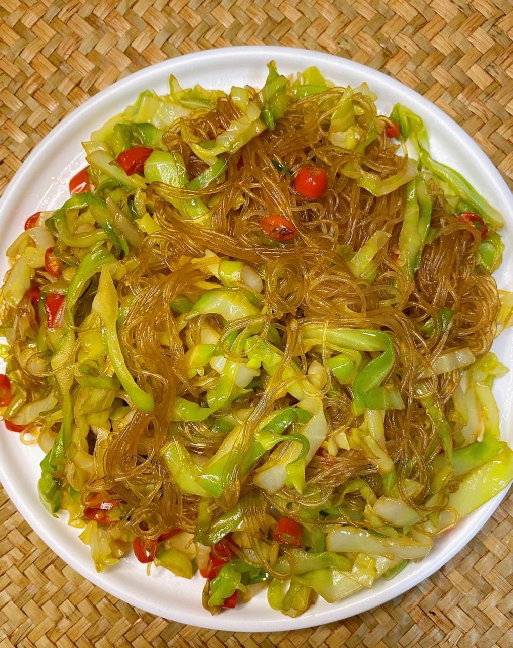 包菜炒粉丝真的是一道做法简单又快手的家常菜!