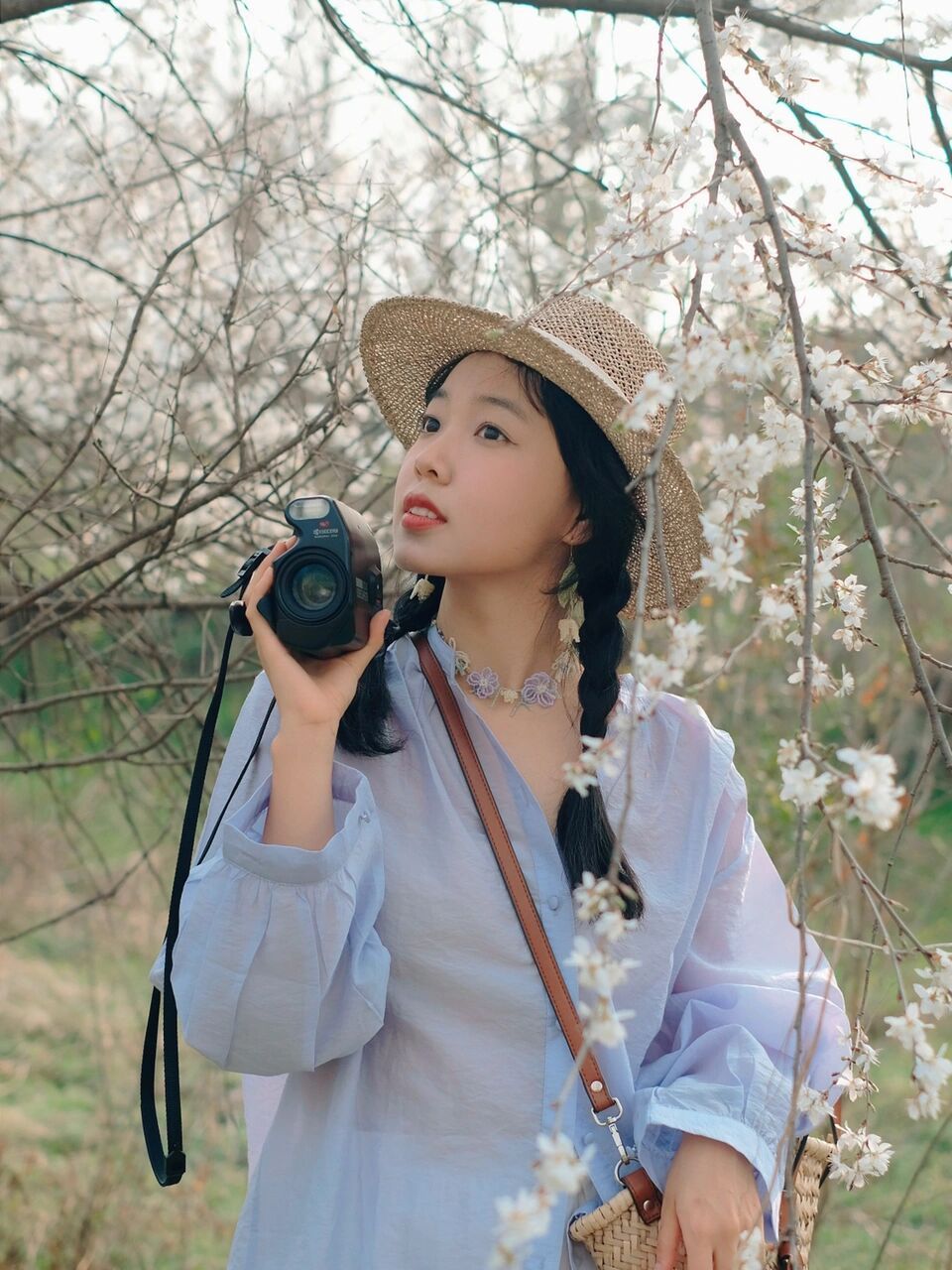 拍摄时间一定要选对,4以后的阳光从侧面斜射在脸上,会提升面部平整
