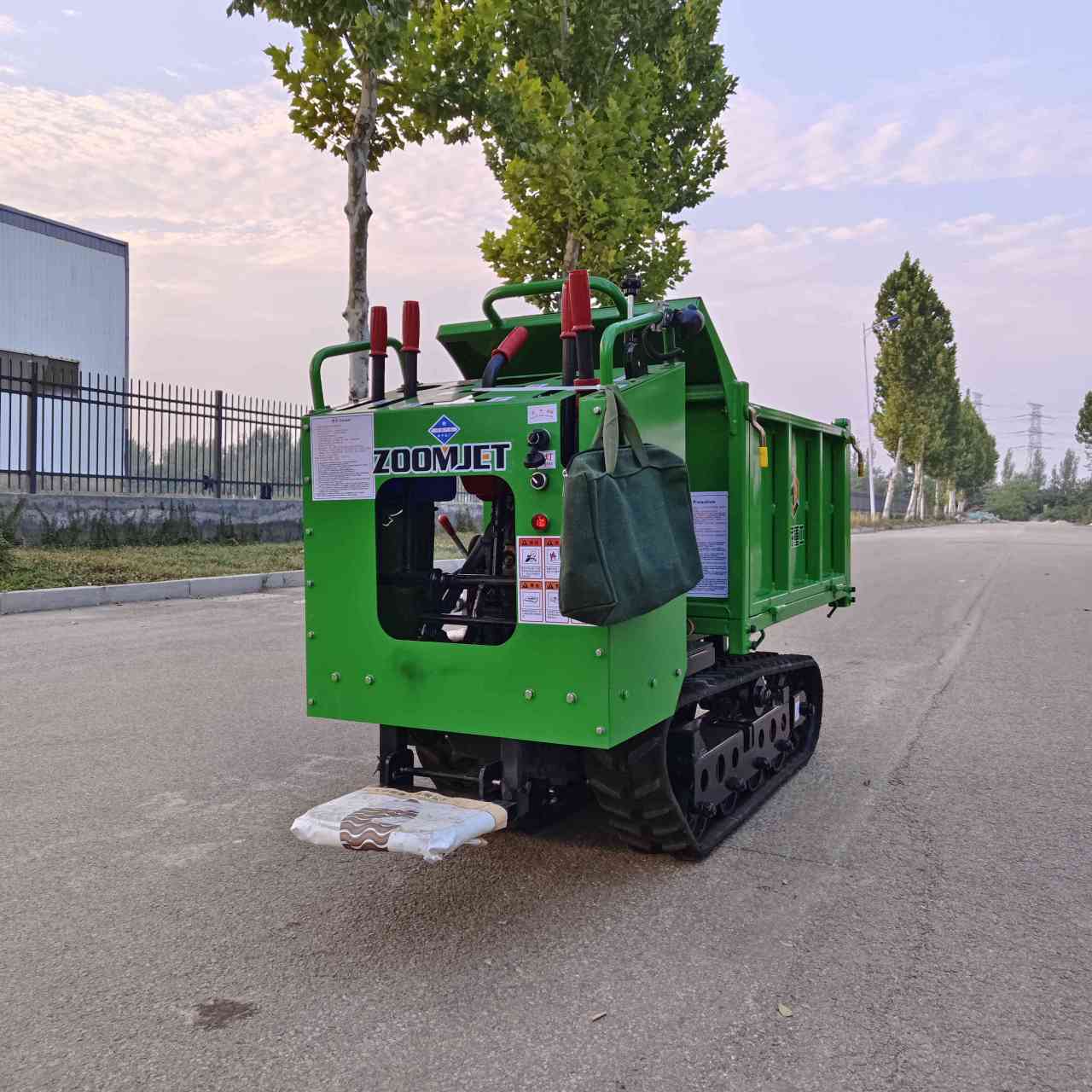 拉木材农机 雪山草地运输车 #履带运输车#  #爬山虎#  #小型履带运输