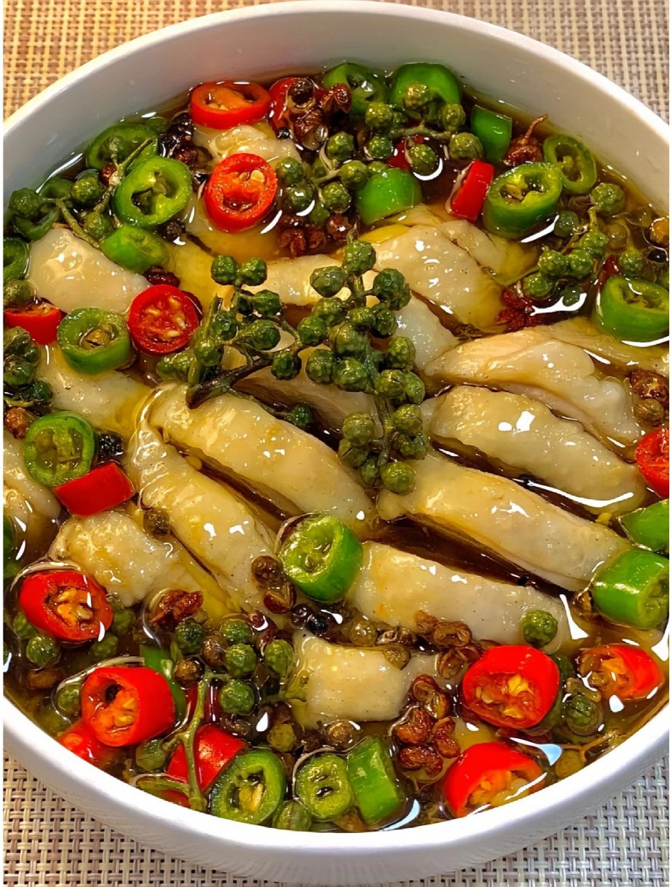 夏日开胃菜,麻辣鲜香 嫩滑爽口的椒麻鸡  今天给大家带来一道鸡腿的美