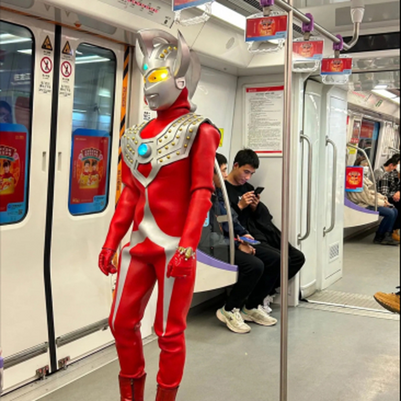 坐地铁偶遇迪迦奥特曼,大家敢相信吗?小时候最喜欢看奥特曼了.
