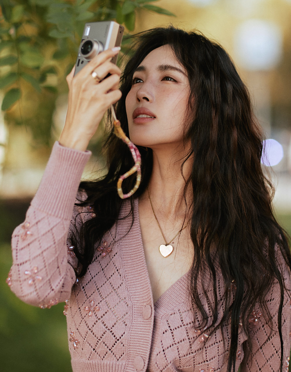 王紫璇一组巴黎街拍打卡照,一身复古织开衫外套搭配工装牛仔裤,优雅的