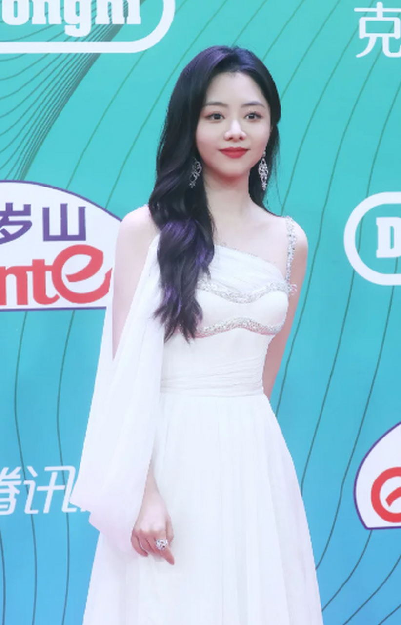 谭松韵长着"圆脸"优势,穿白色吊带连衣裙,32岁如同18岁少女