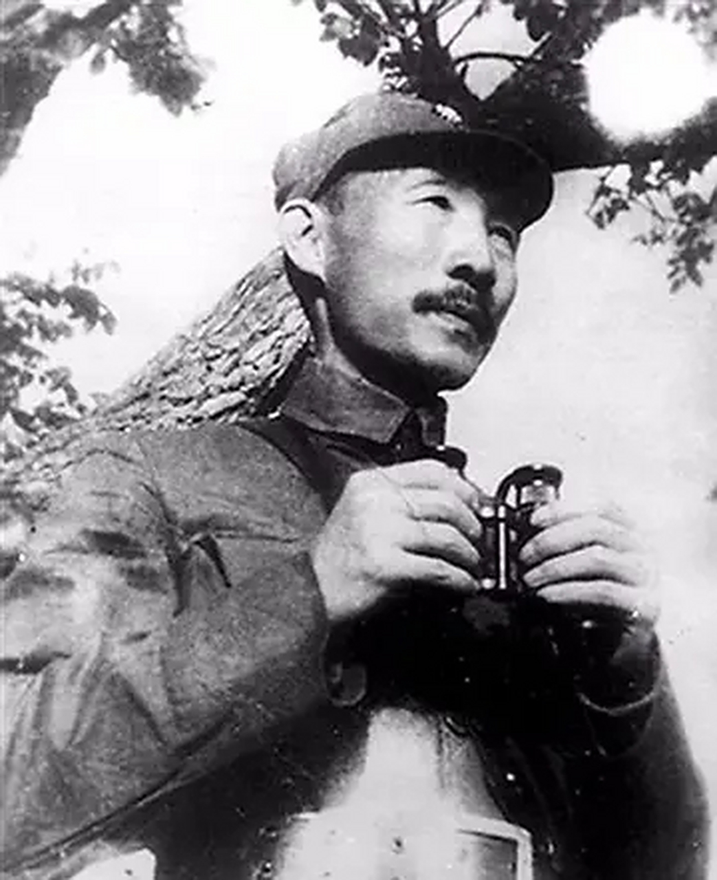 唐淮源1886年出生,云南江川人,幼年丧父,家境贫寒.