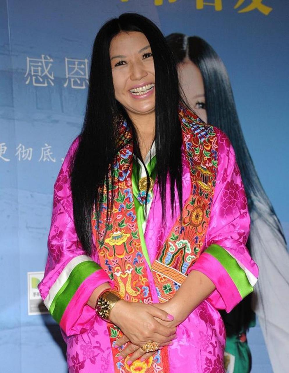 杨二车娜姆真是扎眼存在,裙子穿得花花绿绿,头戴大红花好难理解