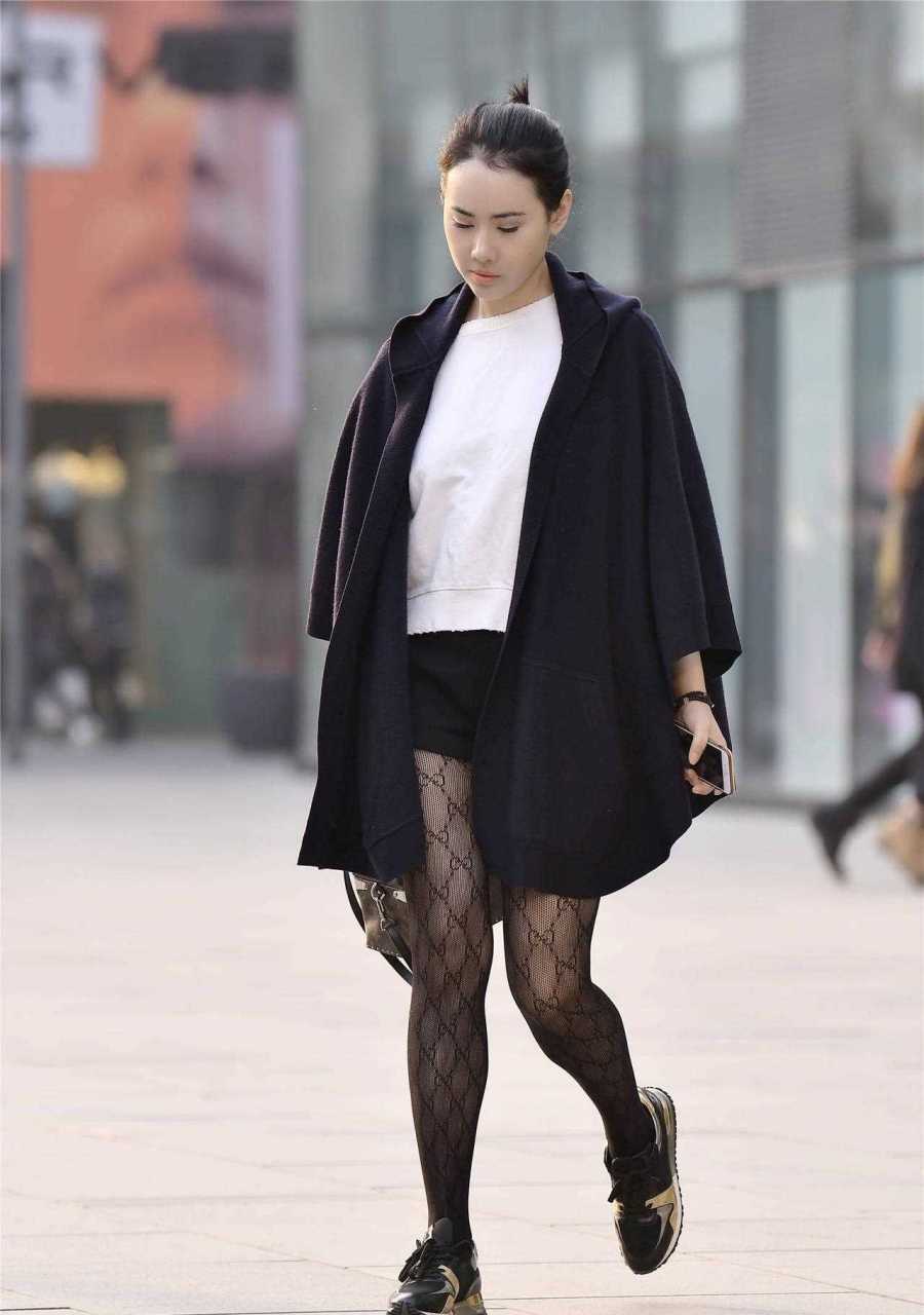 黑色网格丝袜,更有层次感,可以搭配短裤或者短裙,都会衬托身材,没有