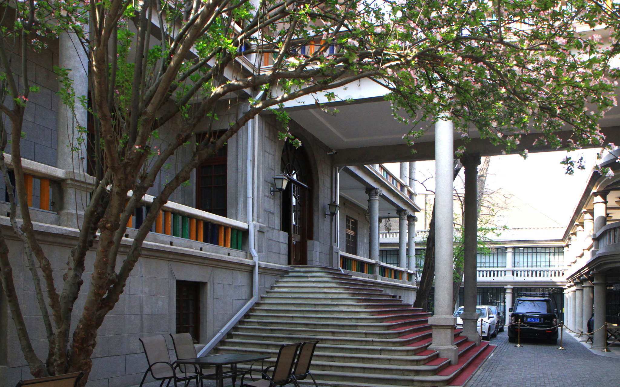 天津庆王府,原先是清末太监大总管小德张的府邸,由小德张亲自设计监工