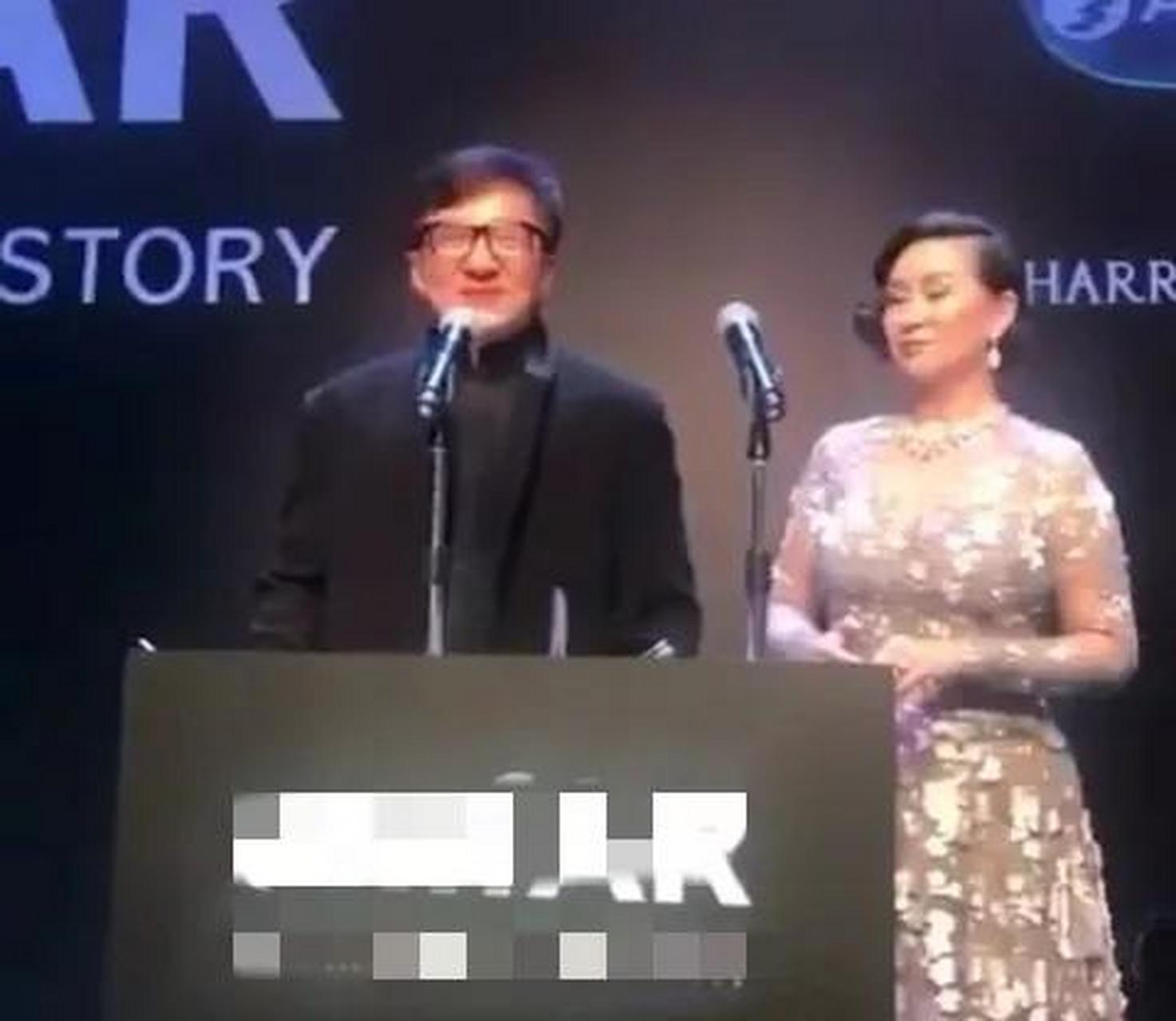 [捂脸] 有一次,成龙大哥跟何超琼一起出席活动,只见大哥戴着眼镜,身