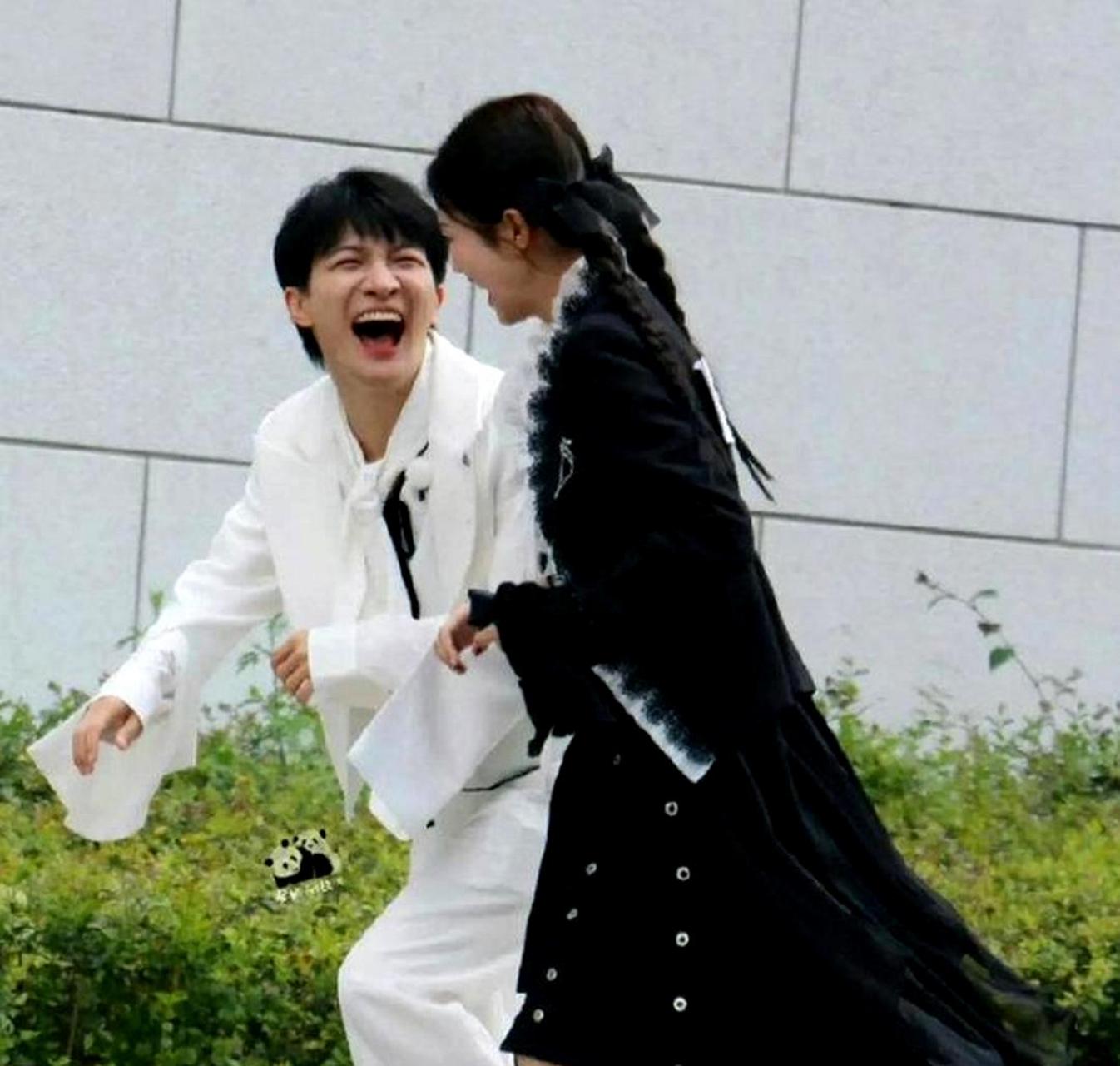 白鹿和周深,你们笑声传到了图片里,请小声点.