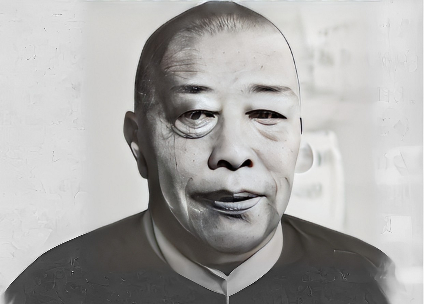 有一次,黄金荣喝醉了,突然抓住一个乞丐问道:"上海三大亨,你最崇拜谁?