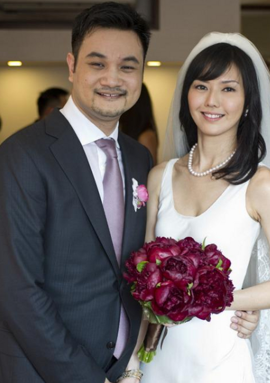 有一回,孙燕姿与林俊杰逛街看中了一款价格不菲的相机.