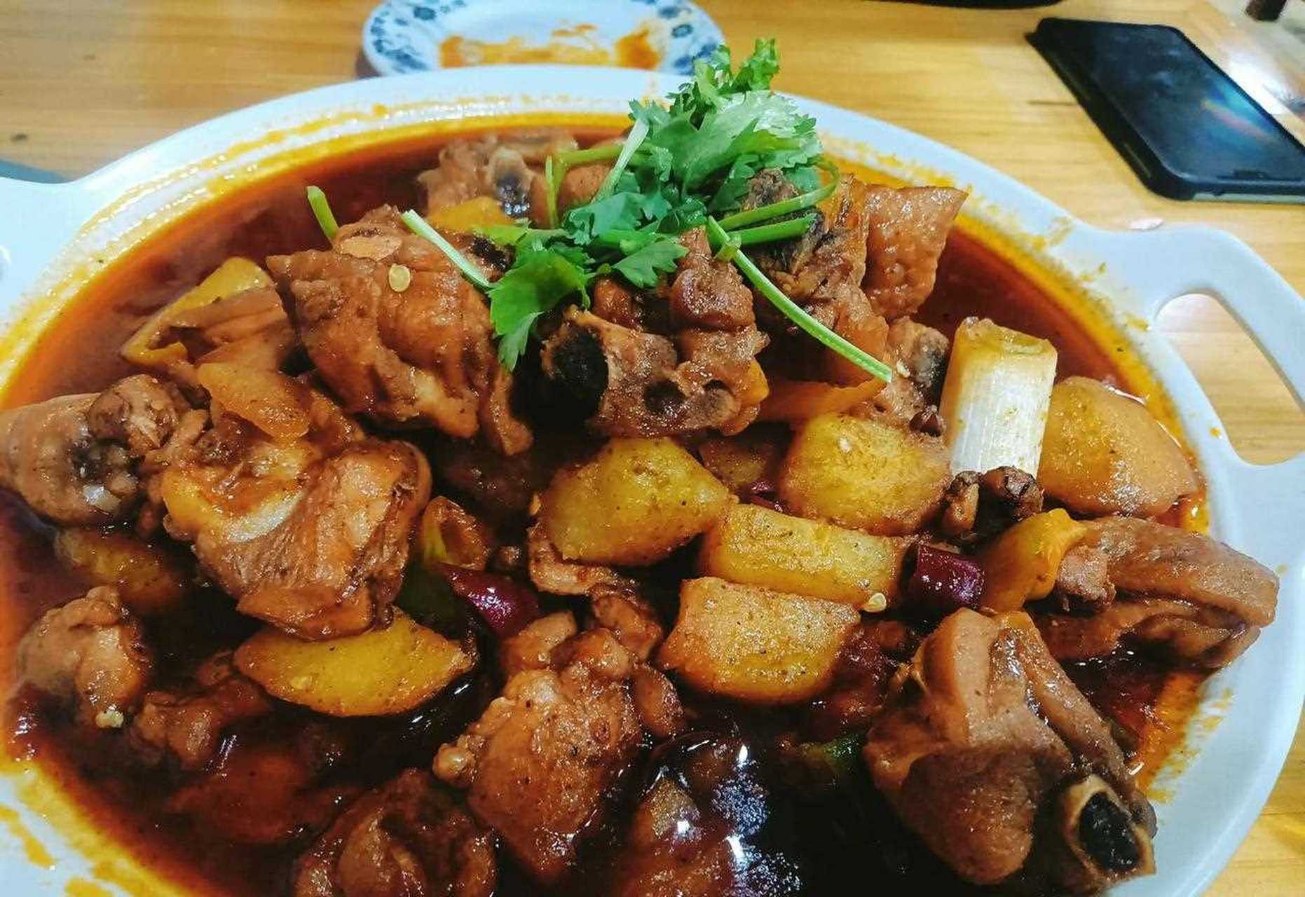 今天和伙计一块到纱厂东路的张娜娜大盘鸡,今晚吃鸡.