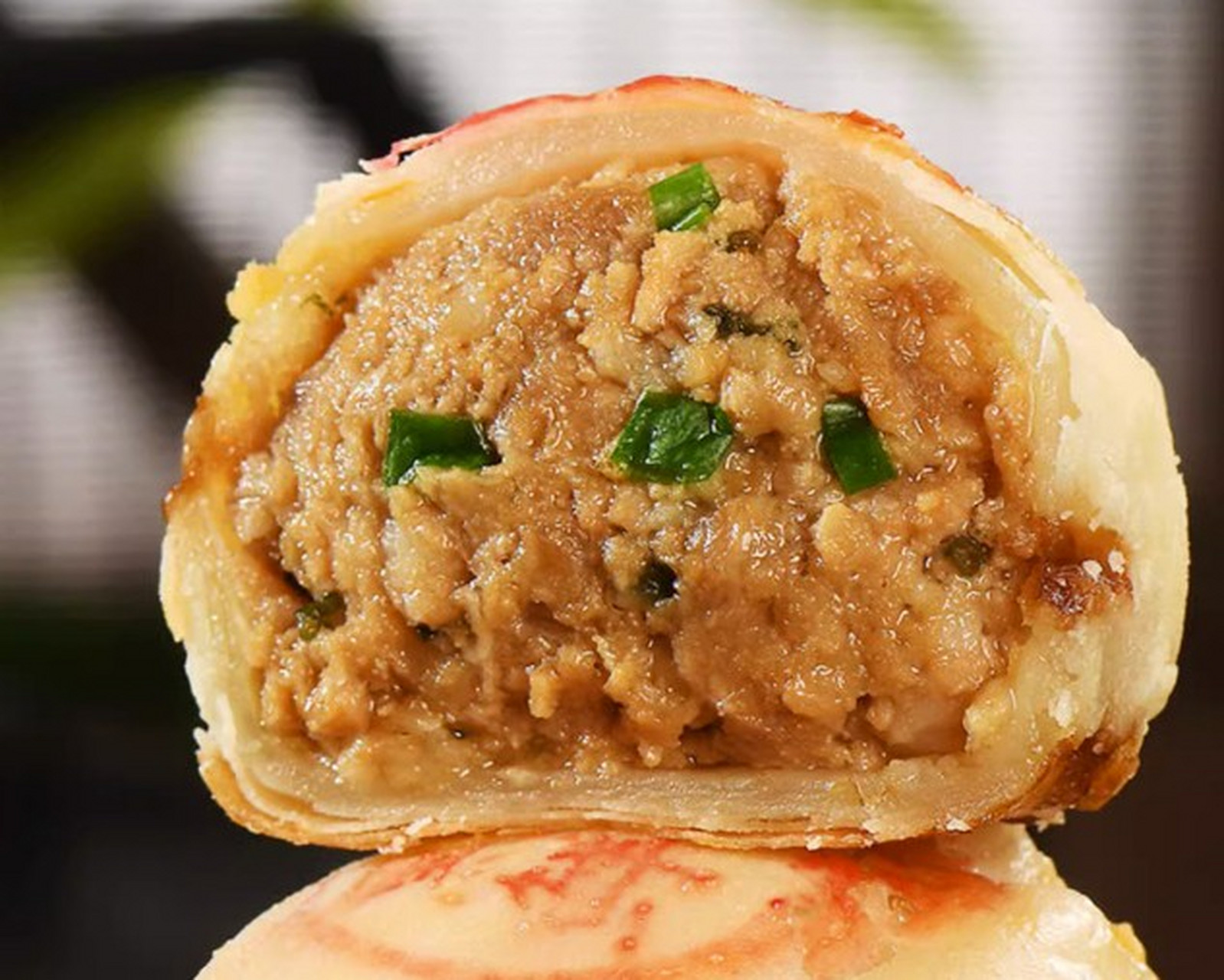 迎金秋购尽兴# 沈大成鲜肉月饼是一种非常受欢迎的传统小吃,其历史