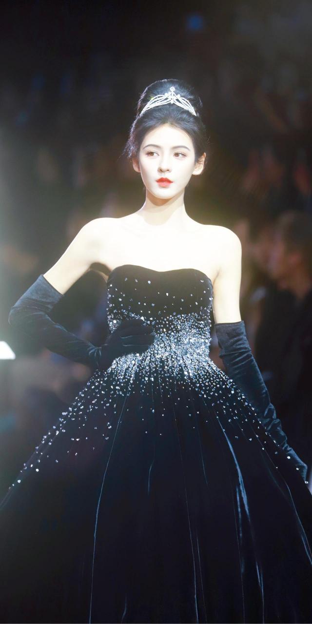 张予曦上海时装周走秀造型释出,眸中灿若星河,恰似惊鸿照影.