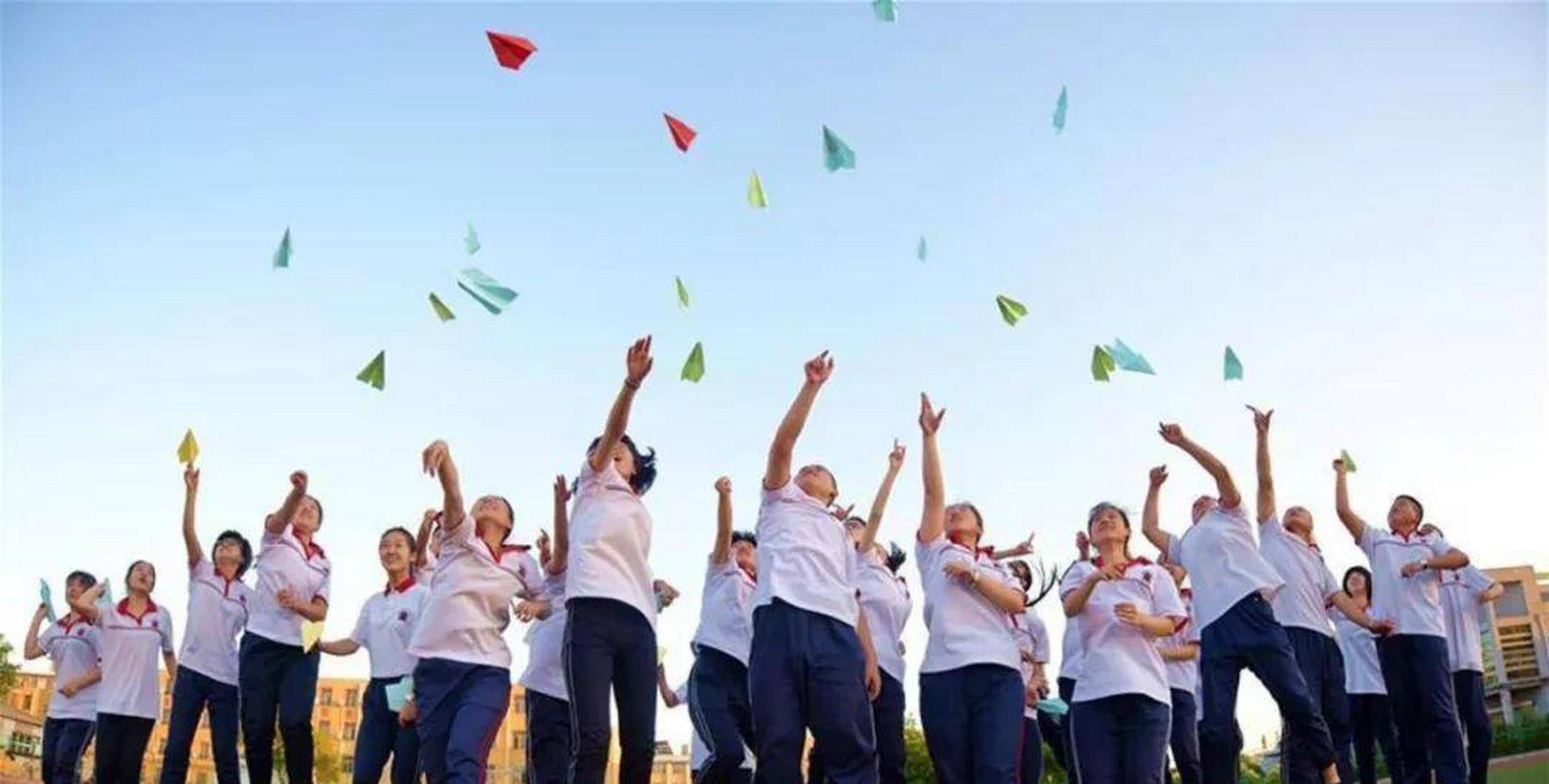 那年我参加高中毕业会考,总分只考了300,同桌却考了600.