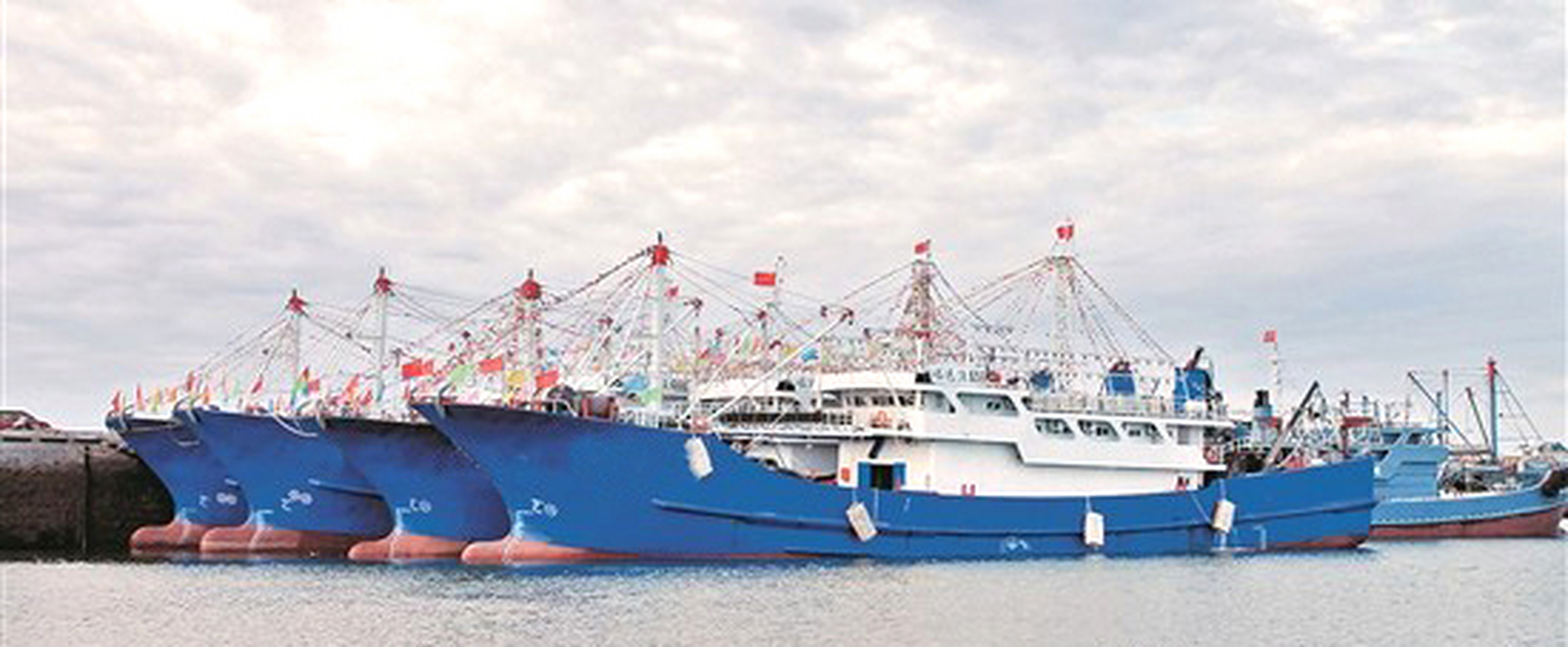 一#中国籍远洋渔船倾覆39人失联# , 刚刚,据媒体报道,5月16日凌晨